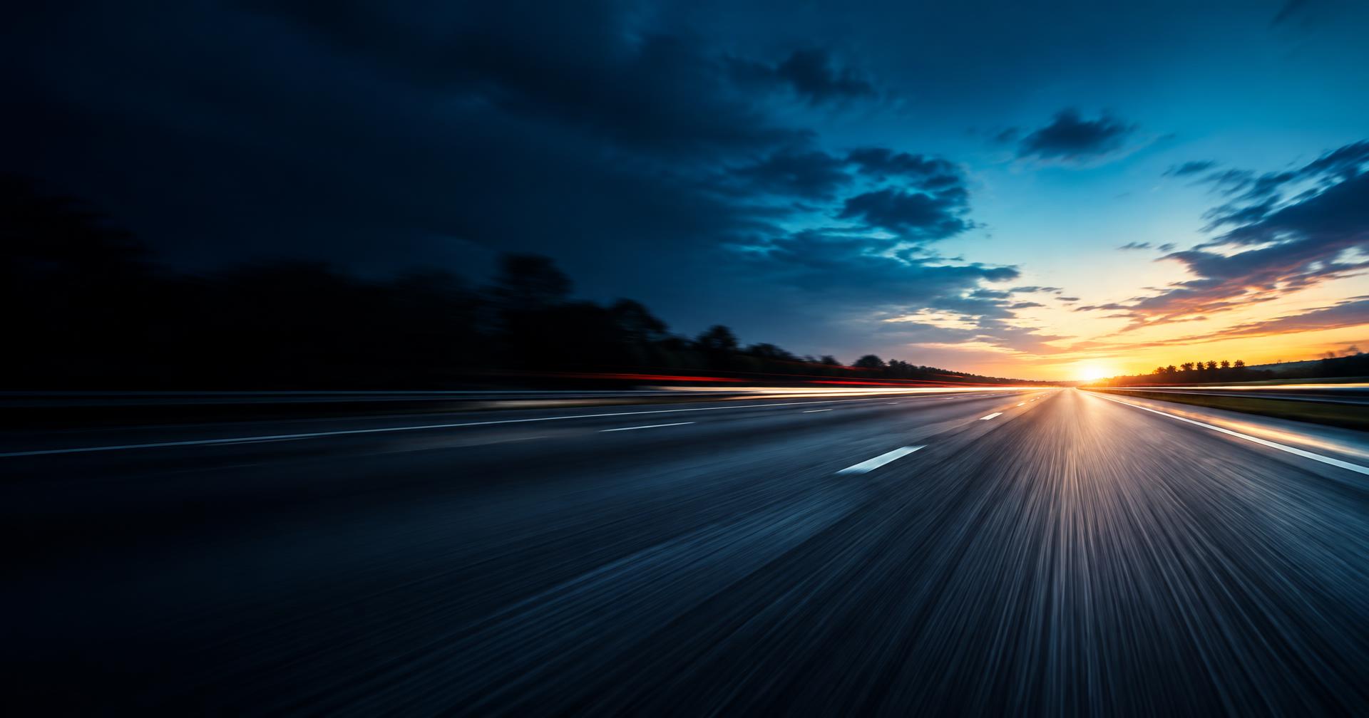 Een open snelweg richting de horizon bij zonsopkomst
